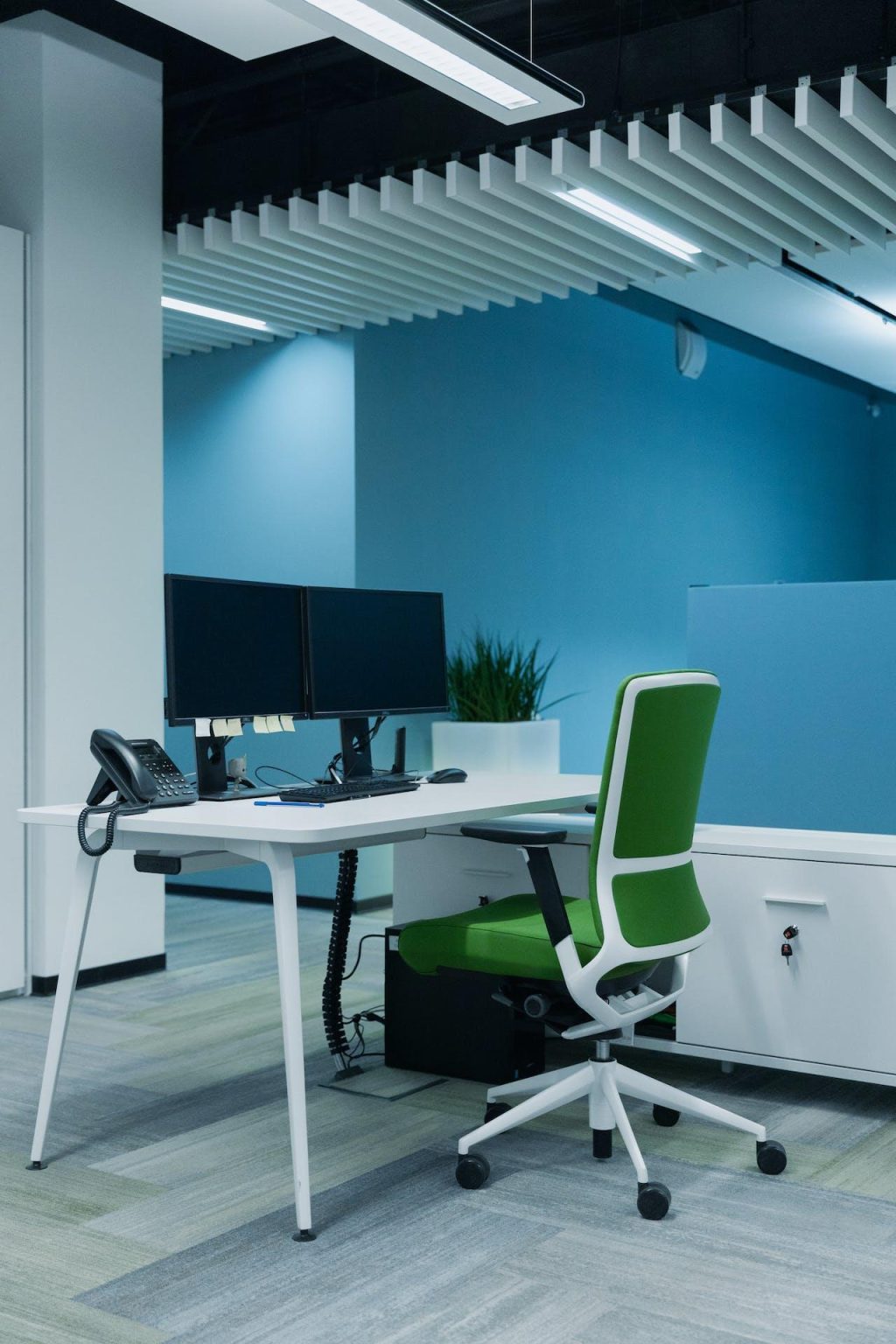 Ergonomisch werken met goede bureaustoel, monitor op ooghoogte en juiste houding voor gezonde werkplek